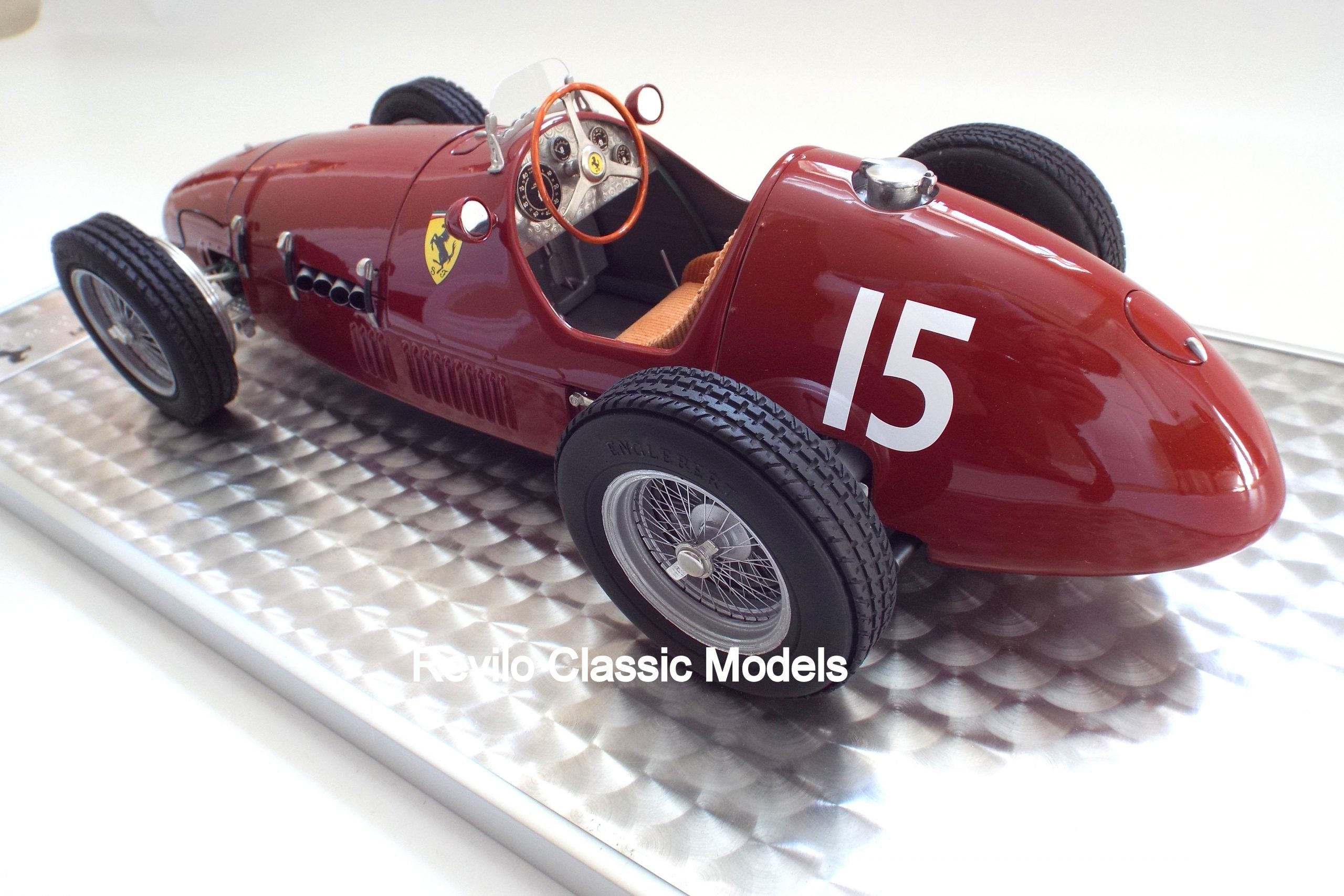 Ferrari Tipo 500 F2 1952 modelo a escala 1:8