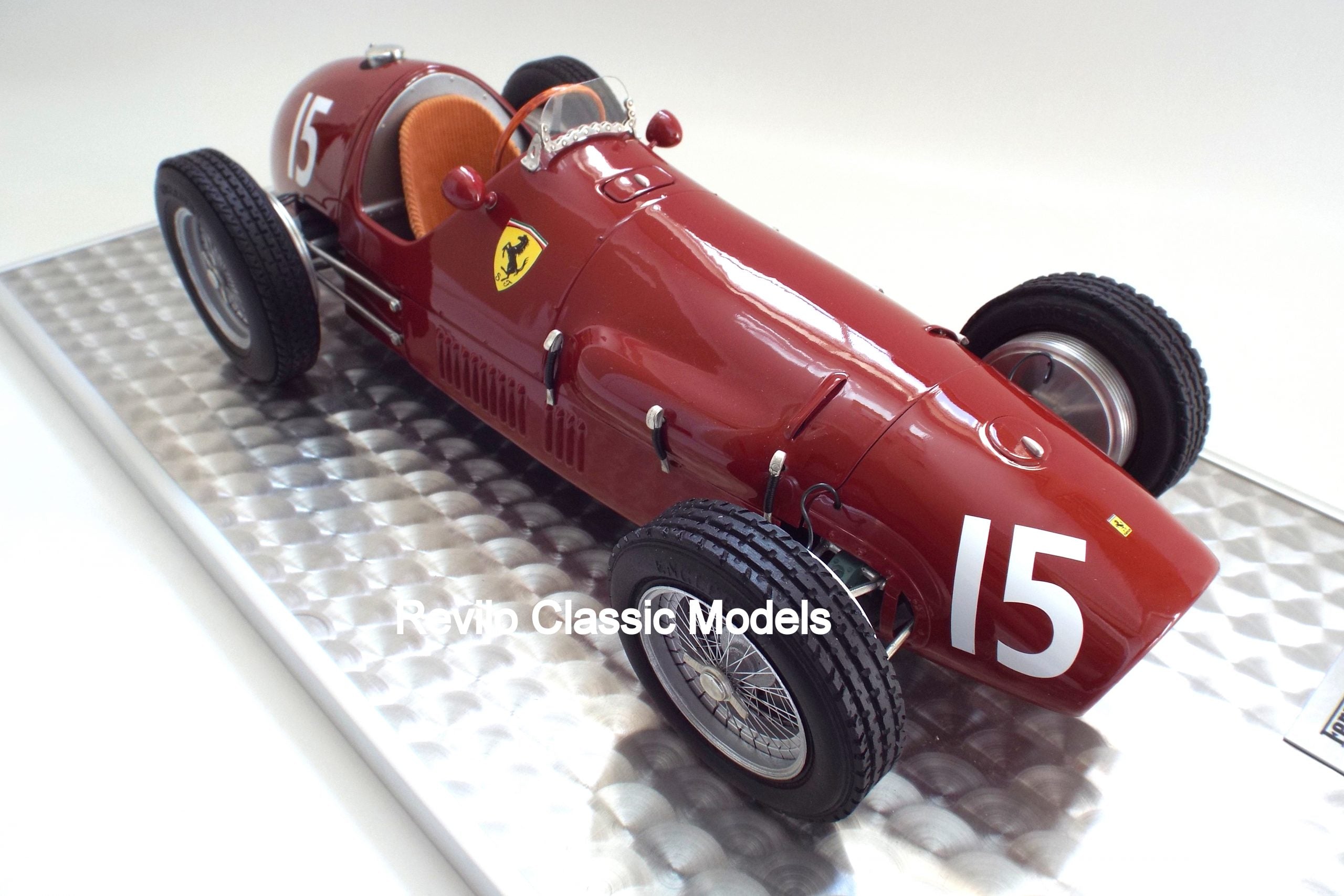 Ferrari Tipo 500 F2 1952 modelo a escala 1:8