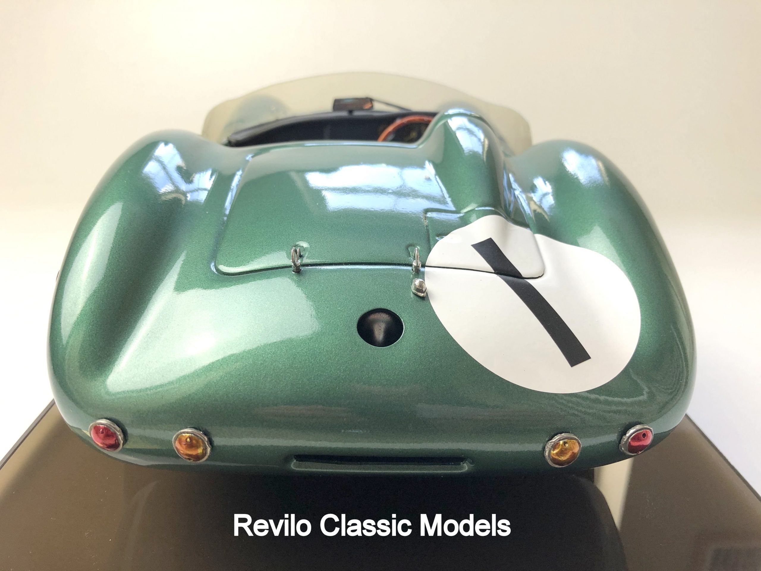 Javan Smith escala 1:8 Aston Martin DBR1