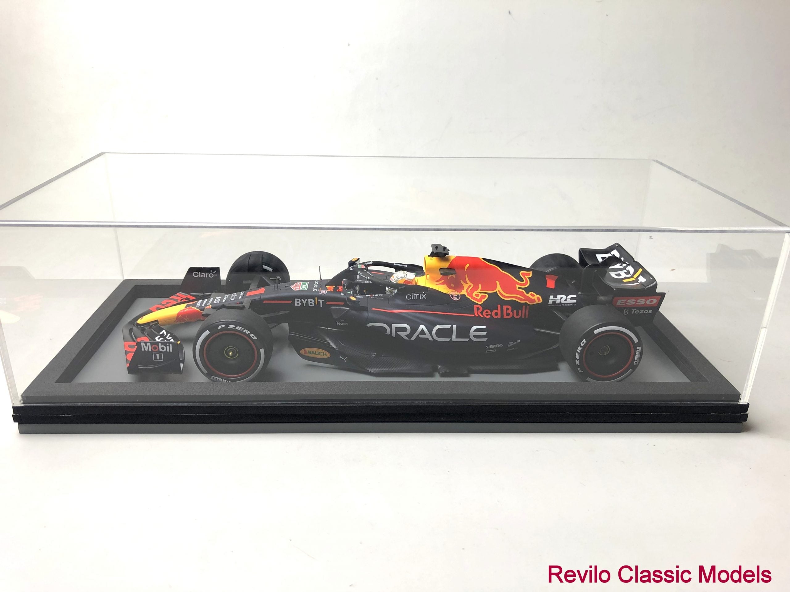 Spark 1:18 scale 2022 Red Bull RB18 #1 Max Verstappen